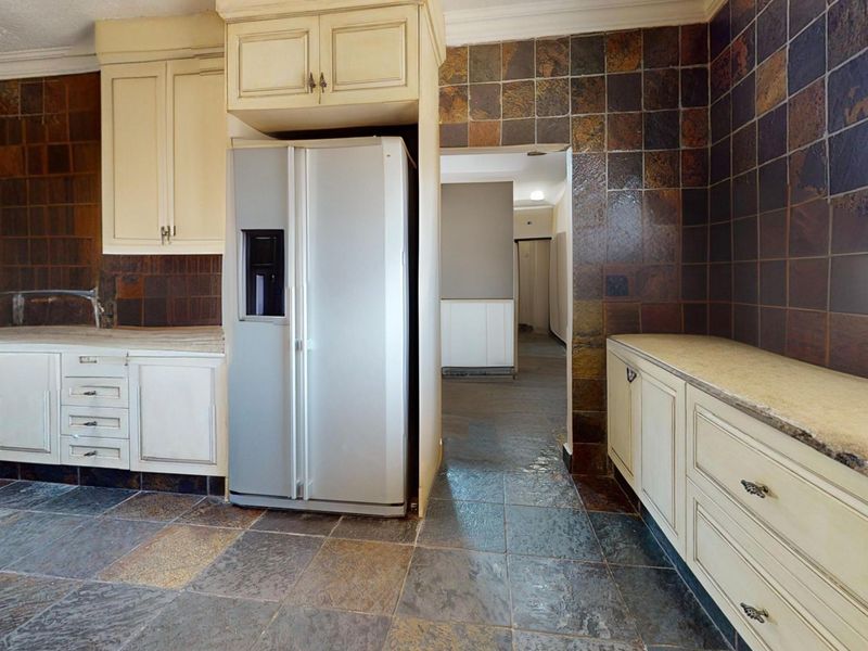 House with a difference on a HUGE stand to call HOME - Photo 3