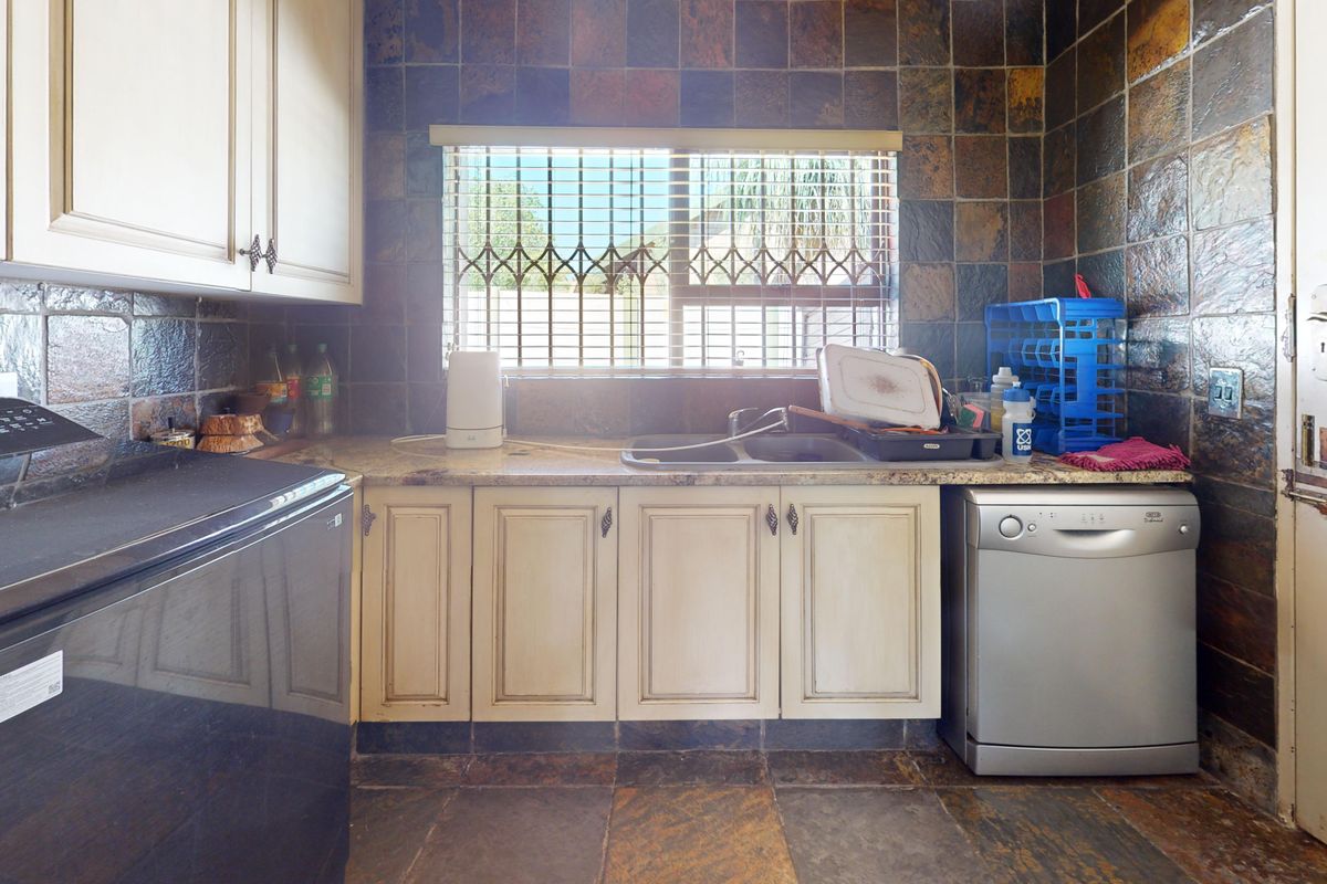 House with a difference on a HUGE stand to call HOME - Photo 5