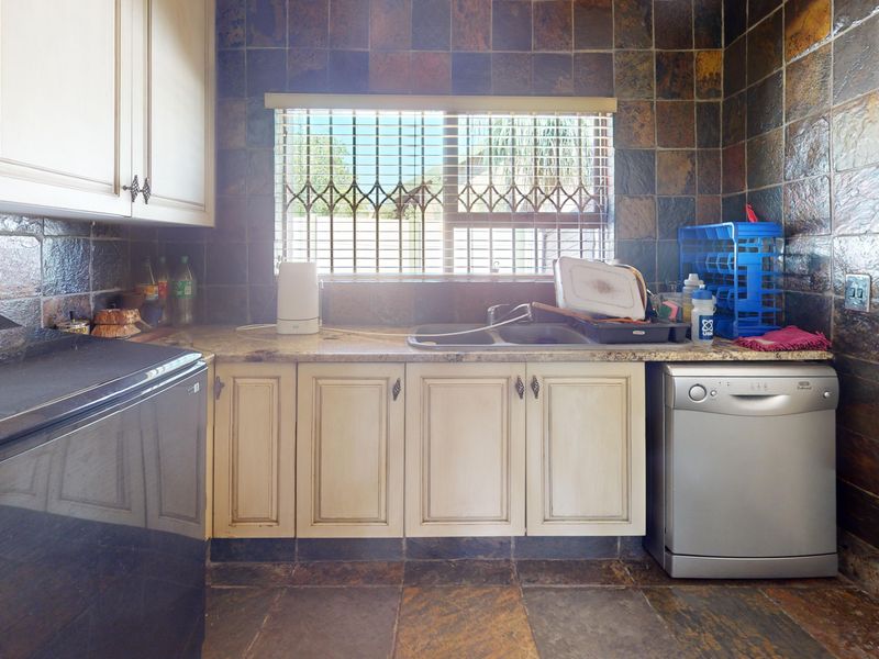 House with a difference on a HUGE stand to call HOME - Photo 5