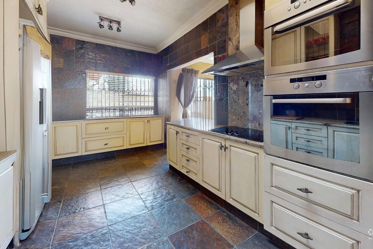 House with a difference on a HUGE stand to call HOME - Photo 2