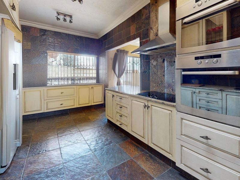 House with a difference on a HUGE stand to call HOME - Photo 2