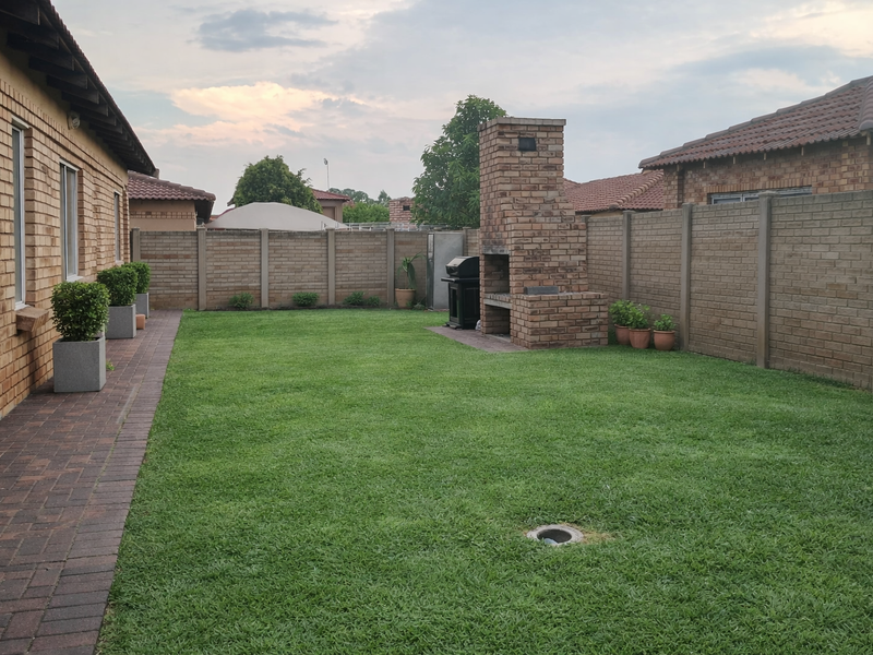 Modern 3-Bedroom Townhouse with Private Garden – Exclusive Mandate - Photo 2