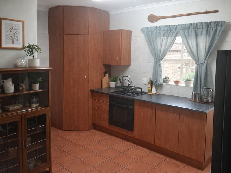 Modern 3-Bedroom Townhouse with Private Garden – Exclusive Mandate - Photo 3