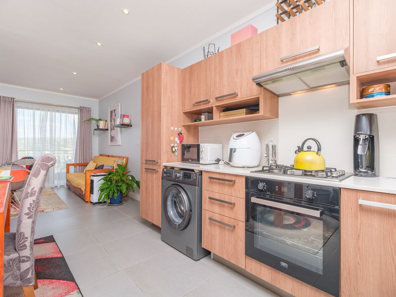 Clean, Classy, Contemporary & Convenient 2 Bedroom Apartment - Photo 2