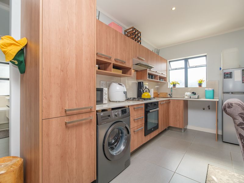 Clean, Classy, Contemporary & Convenient 2 Bedroom Apartment - Photo 4