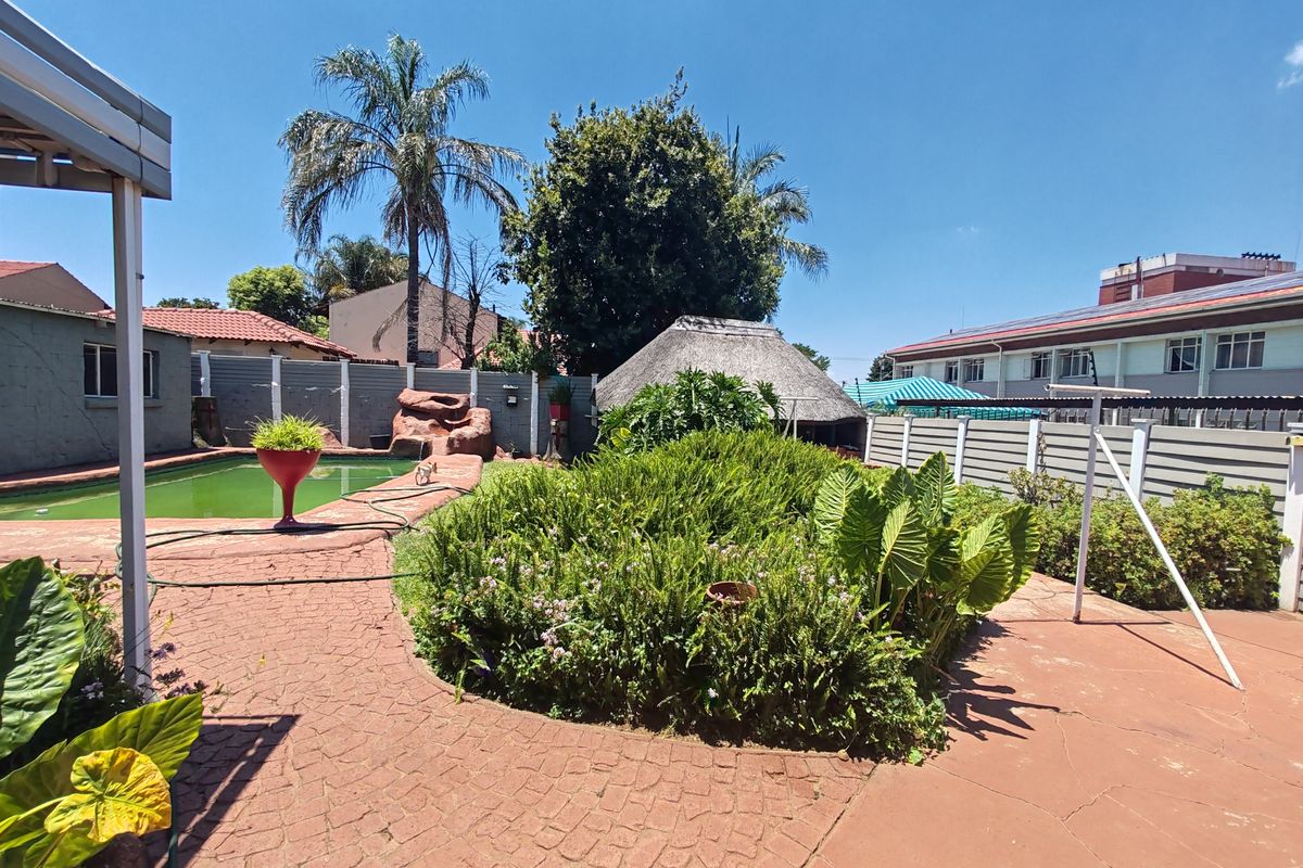 Spacious Family Home with Borehole, Pool & Abundant Parking!!! - Photo 4