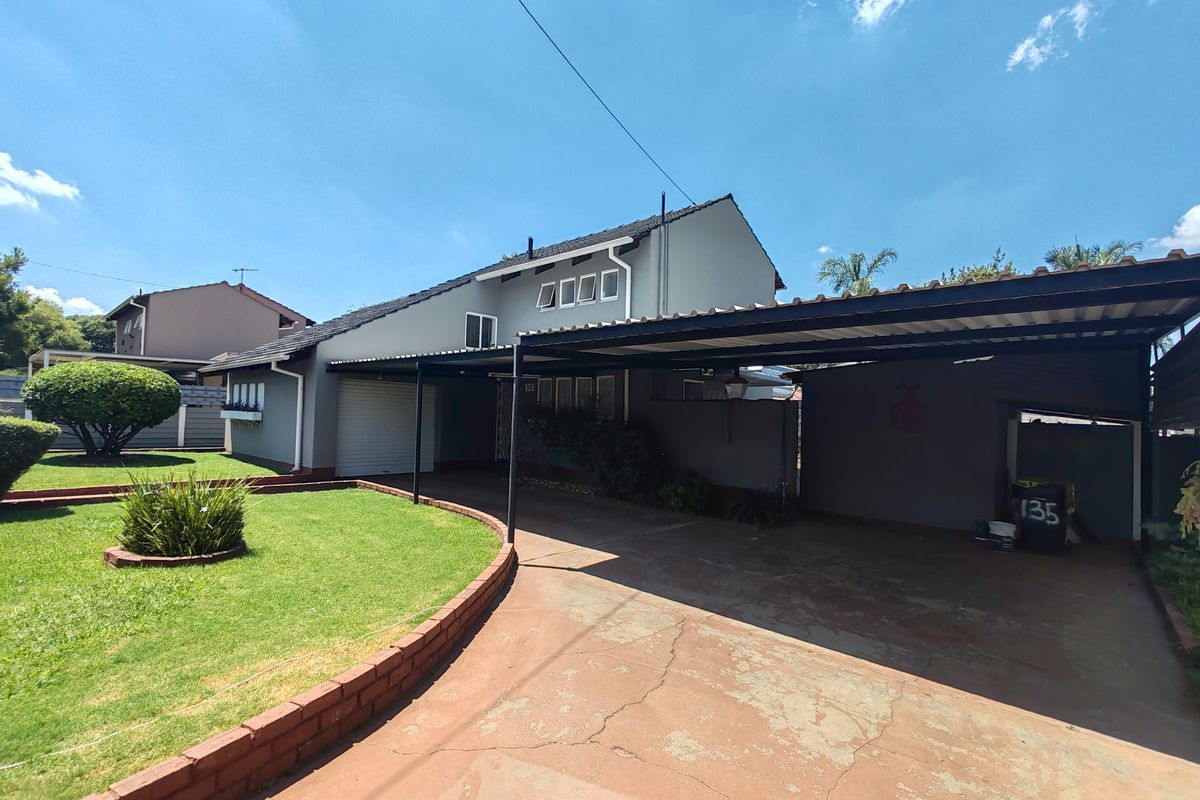 Spacious Family Home with Borehole, Pool & Abundant Parking!!! - Photo 5