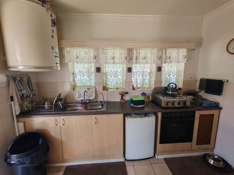 Spacious Family Home with Borehole, Pool & Abundant Parking!!! - Photo 9