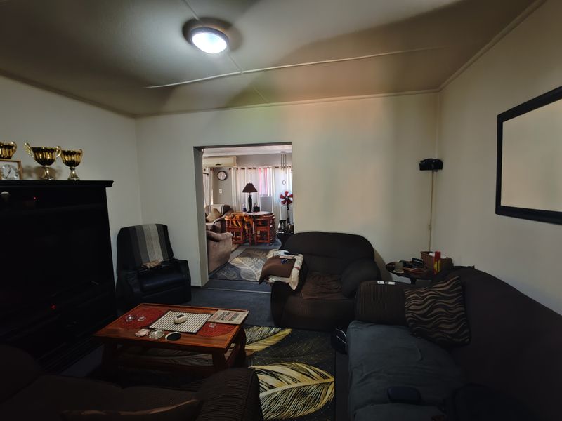 Spacious Family Home with Borehole, Pool & Abundant Parking!!! - Photo 7