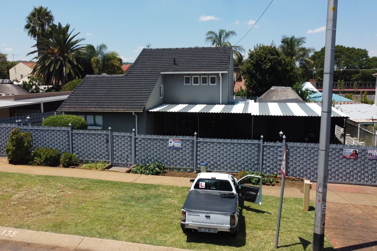 Spacious Family Home with Borehole, Pool & Abundant Parking!!! - Photo 2