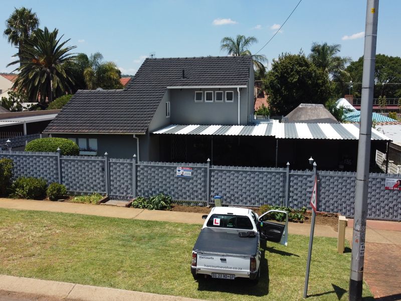 Spacious Family Home with Borehole, Pool & Abundant Parking!!! - Photo 2