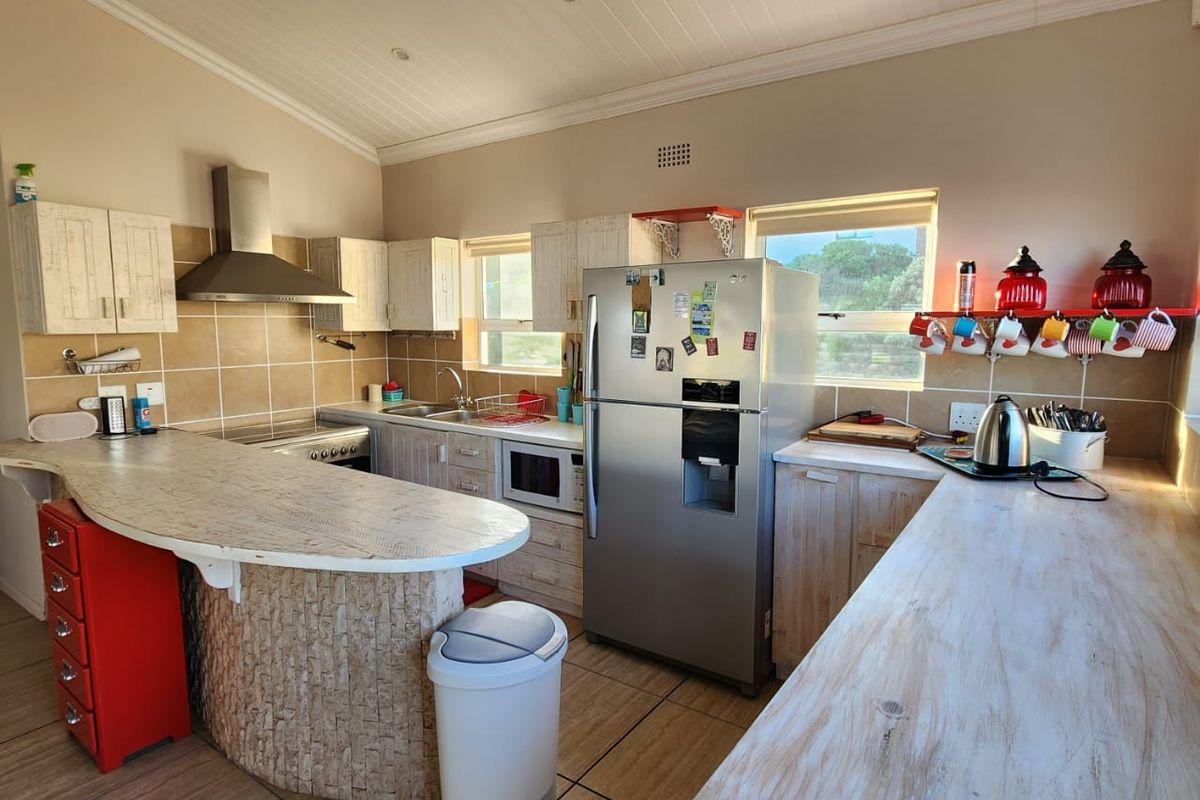 Spacious Six-Bedroom Coastal Home with Exceptional Ocean Views | Jongensfontein - Photo 5