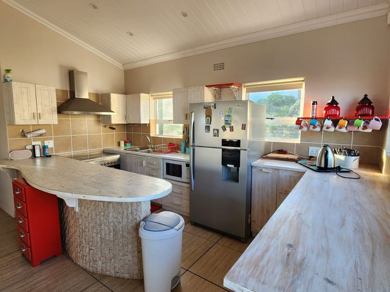 Spacious Six-Bedroom Coastal Home with Exceptional Ocean Views | Jongensfontein - Photo 5