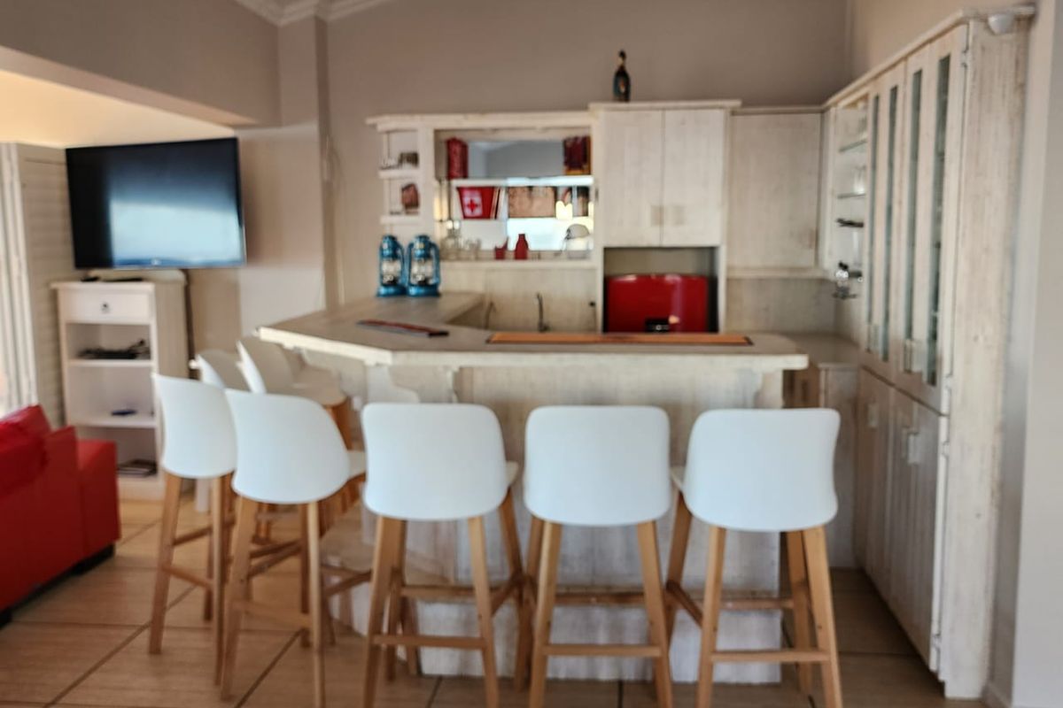 Spacious Six-Bedroom Coastal Home with Exceptional Ocean Views | Jongensfontein - Photo 4