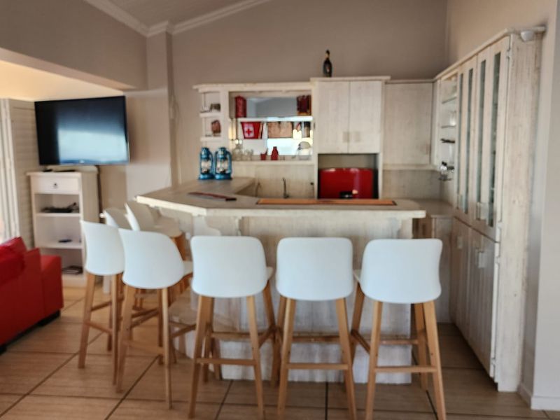 Spacious Six-Bedroom Coastal Home with Exceptional Ocean Views | Jongensfontein - Photo 4