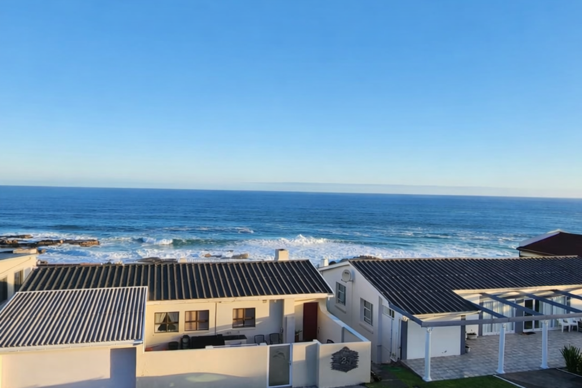 Spacious Six-Bedroom Coastal Home with Exceptional Ocean Views | Jongensfontein - Photo 2