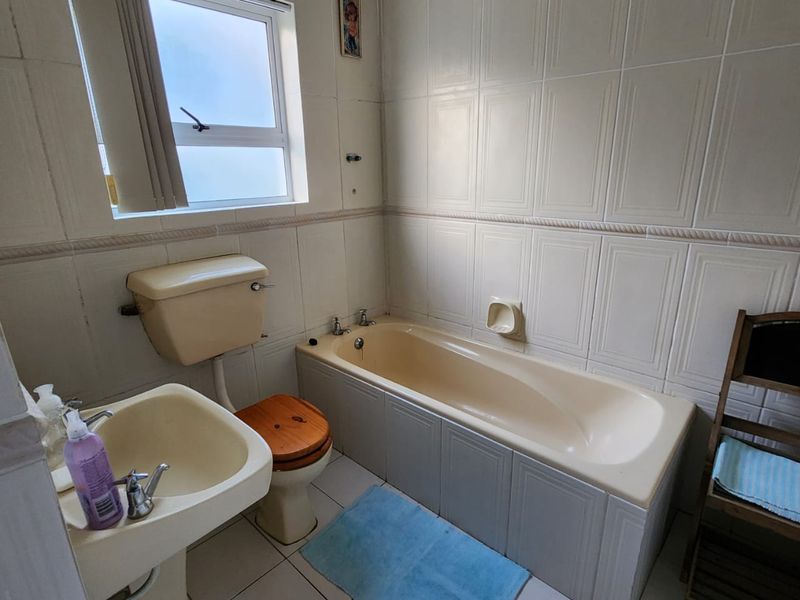 Spacious Six-Bedroom Coastal Home with Exceptional Ocean Views | Jongensfontein - Photo 10