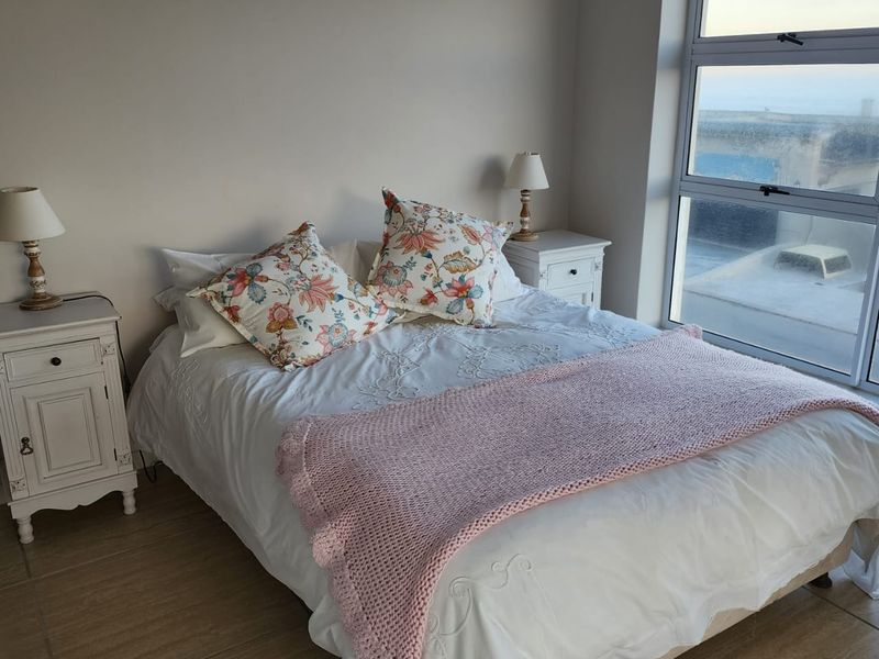 Spacious Six-Bedroom Coastal Home with Exceptional Ocean Views | Jongensfontein - Photo 9