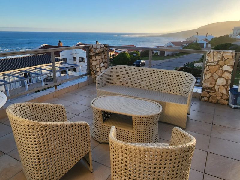 Spacious Six-Bedroom Coastal Home with Exceptional Ocean Views | Jongensfontein - Photo 8