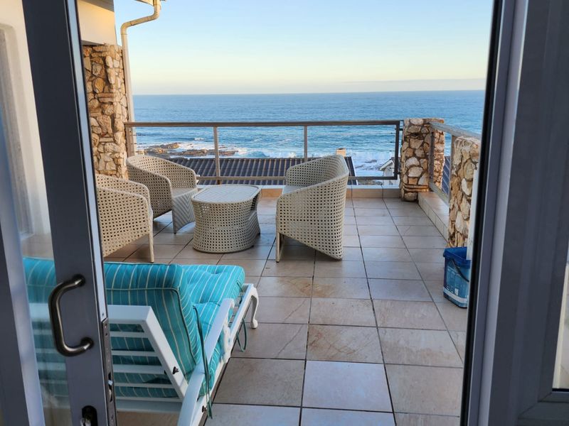 Spacious Six-Bedroom Coastal Home with Exceptional Ocean Views | Jongensfontein - Photo 7