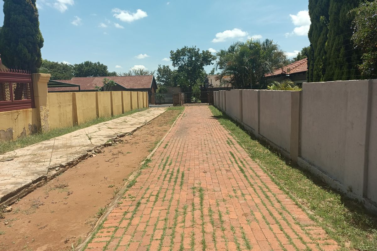 Stunning 3-Bed Family Home near Wonderpark Mall - Photo 3