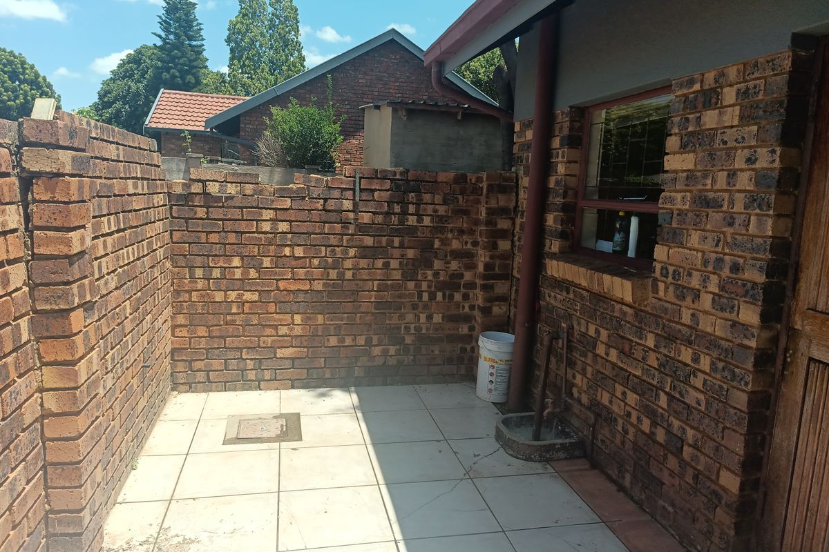 Stunning 3-Bed Family Home near Wonderpark Mall - Photo 4