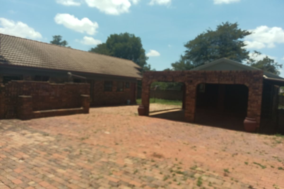 Stunning 3-Bed Family Home near Wonderpark Mall - Photo 2