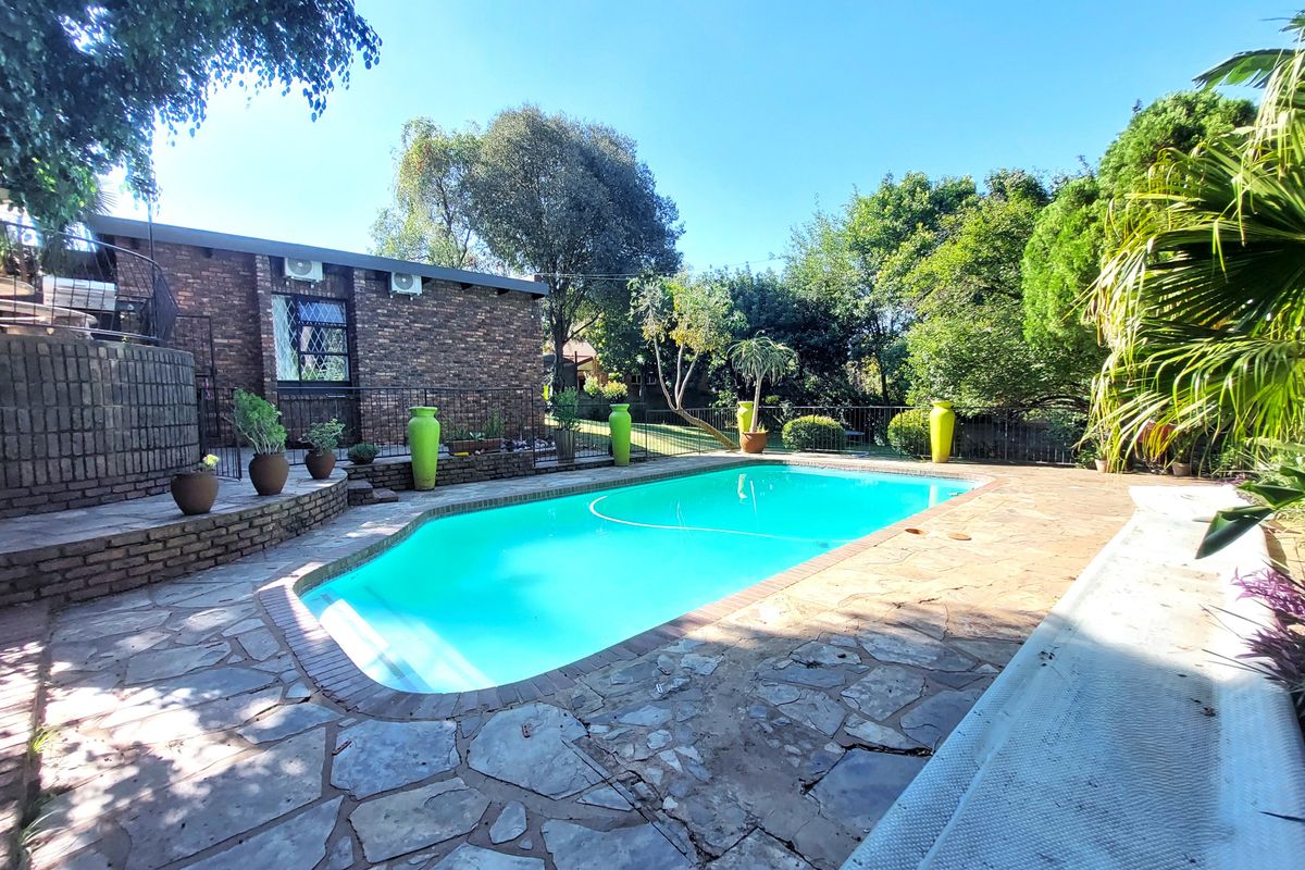 Big, Bold & Full of Soul – This Home's Got It All! - Photo 2