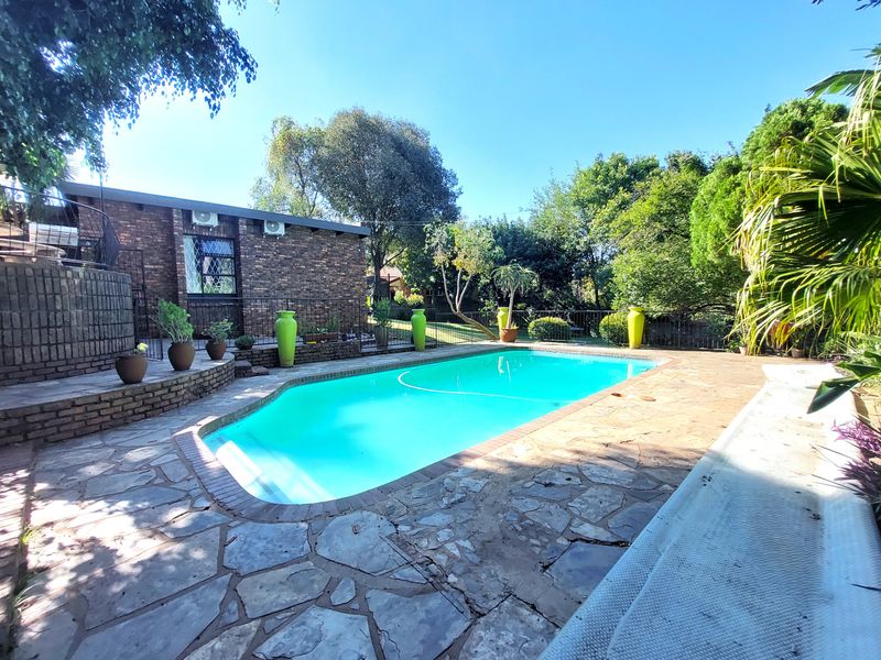 Big, Bold & Full of Soul – This Home's Got It All! - Photo 2