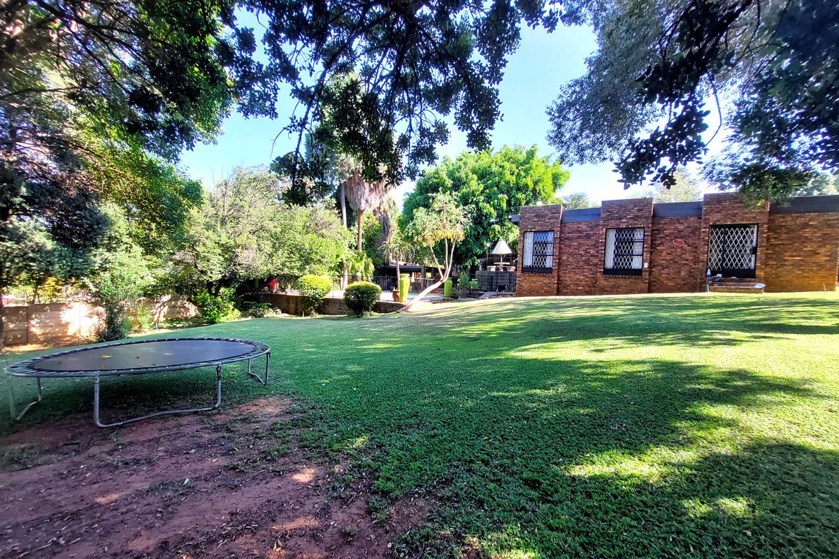 Big, Bold & Full of Soul – This Home's Got It All! - Photo 3