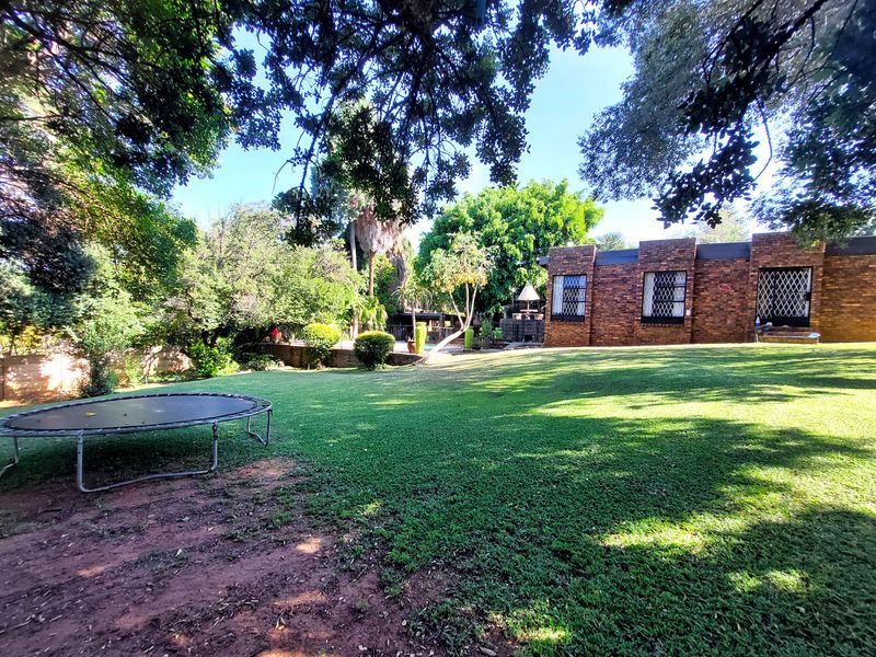 Big, Bold & Full of Soul – This Home's Got It All! - Photo 3