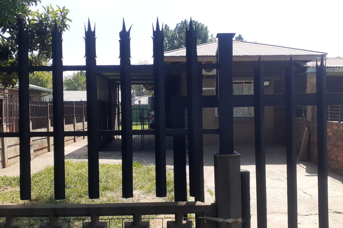 A comfortable house on the quiet edge of CW5 Vanderbijlpark - Photo 3