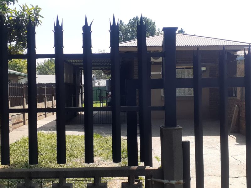 A comfortable house on the quiet edge of CW5 Vanderbijlpark - Photo 3