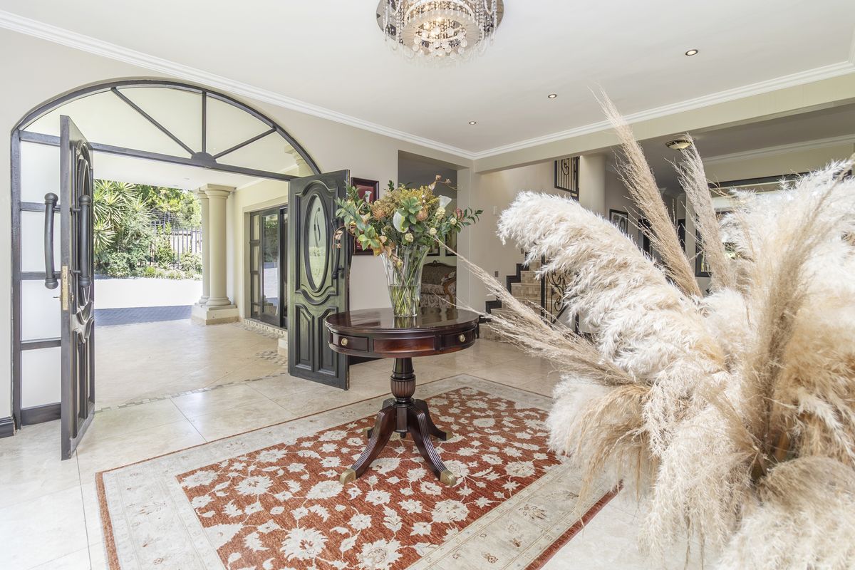 Stunning 6-bedroom Freehold home in Bryanston, Sandton, offering luxury living and spacious elegance - Photo 4
