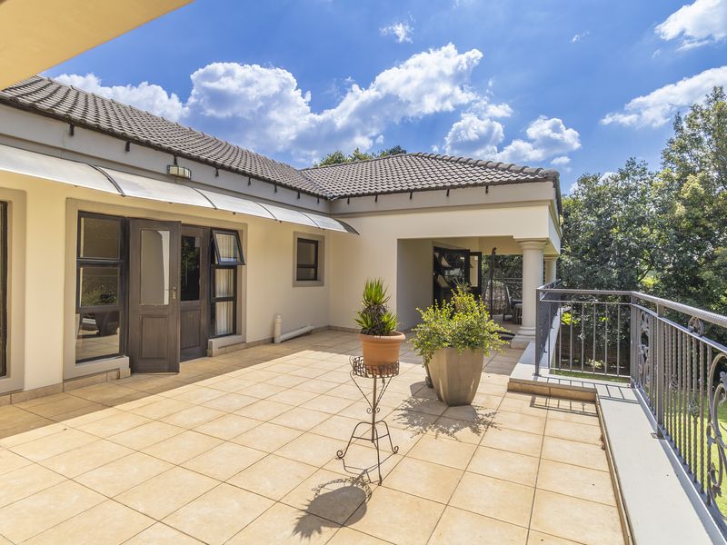 Stunning 6-bedroom Freehold home in Bryanston, Sandton, offering luxury living and spacious elegance - Photo 3