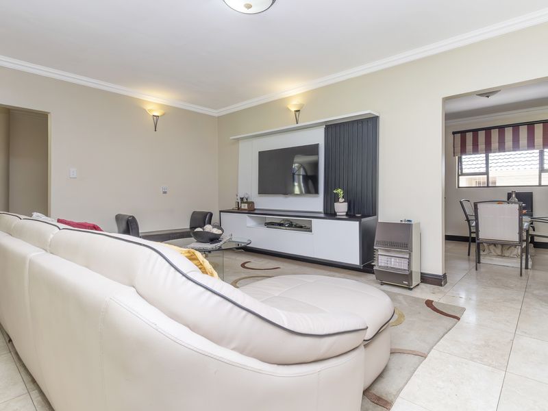 Stunning 6-bedroom Freehold home in Bryanston, Sandton, offering luxury living and spacious elegance - Photo 9