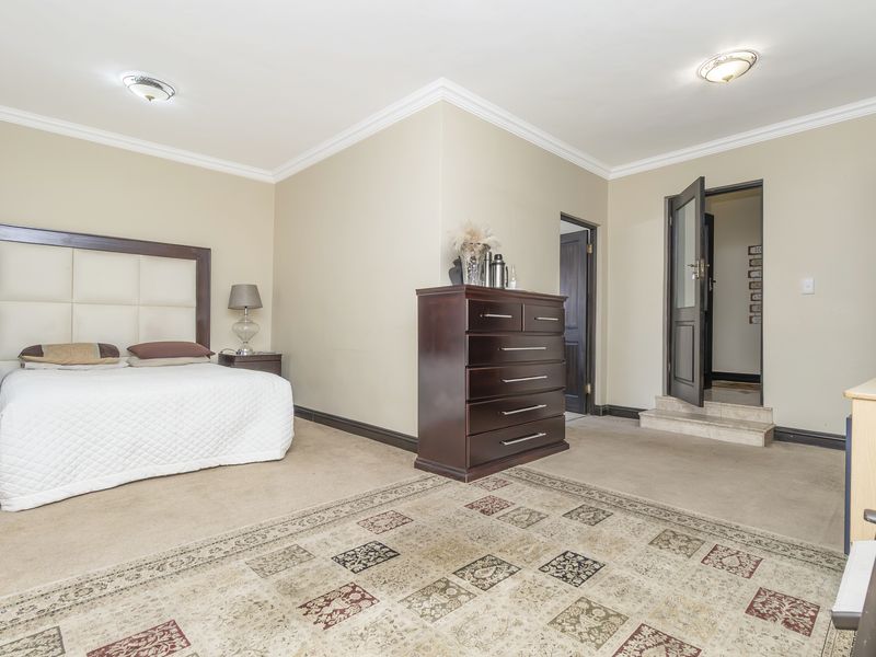 Stunning 6-bedroom Freehold home in Bryanston, Sandton, offering luxury living and spacious elegance - Photo 8