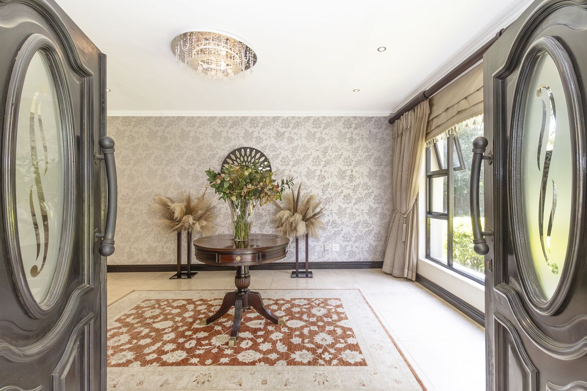 Stunning 6-bedroom Freehold home in Bryanston, Sandton, offering luxury living and spacious elegance - Photo 5