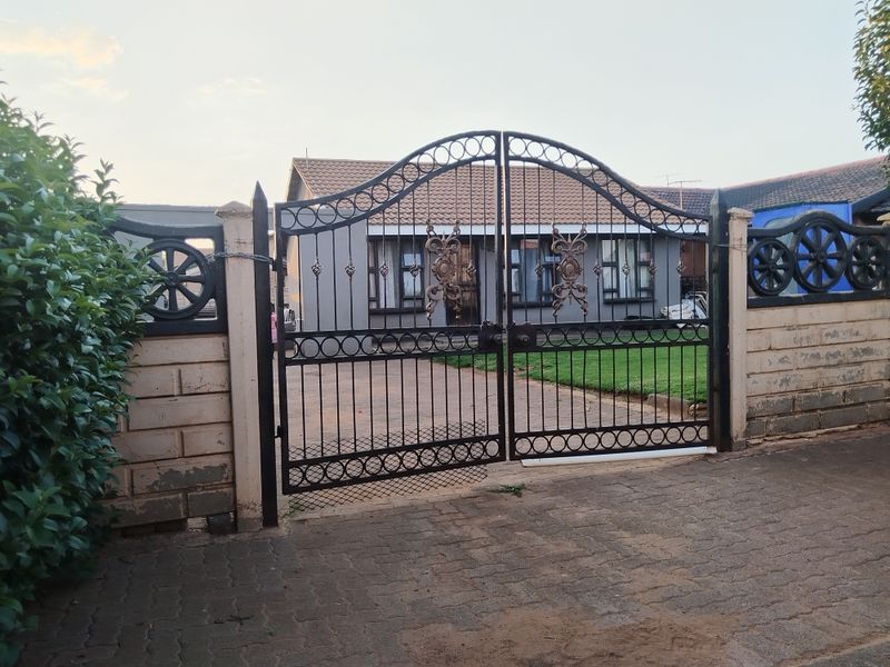 Welcome to Your Dream Home in Sebokeng Zone 17 - Photo 1