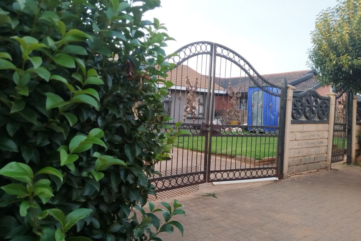 Welcome to Your Dream Home in Sebokeng Zone 17 - Photo 2