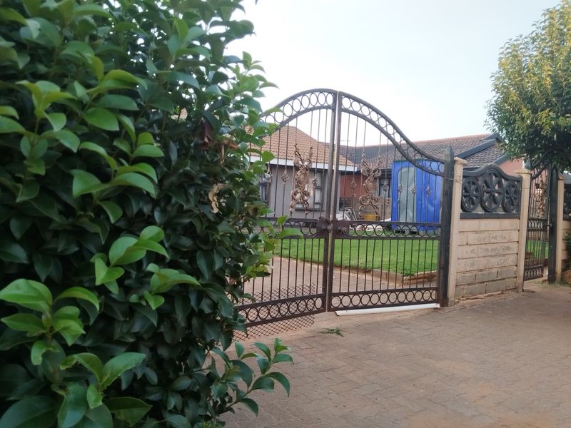 Welcome to Your Dream Home in Sebokeng Zone 17 - Photo 2