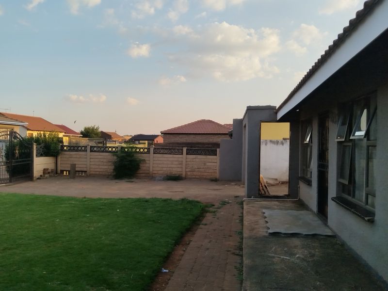 Welcome to Your Dream Home in Sebokeng Zone 17 - Photo 3