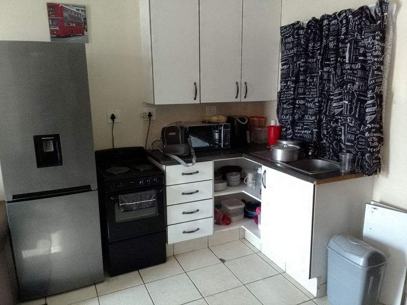 Charming 1-bedroom sectional title for sale, perfect for first-time buyers or savvy investors! - Photo 2