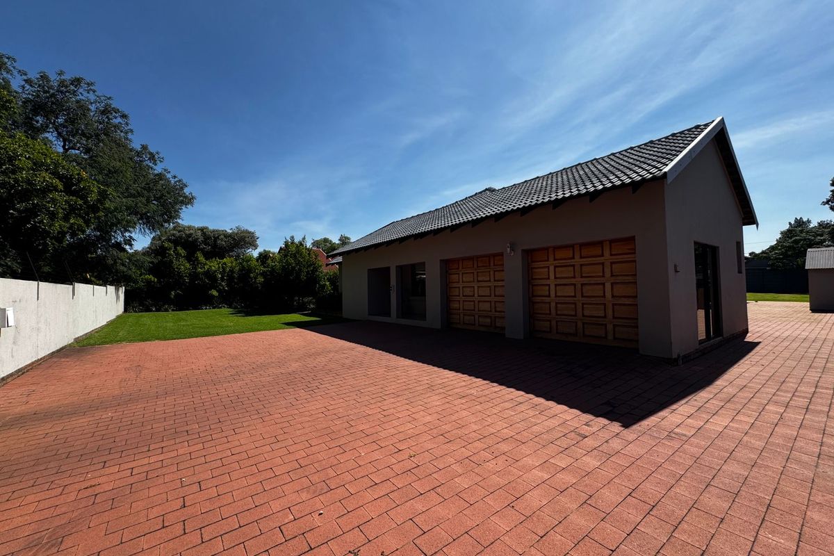 Modern, Energy-Efficient Home in a Prime Brackenhurst Location - Photo 2