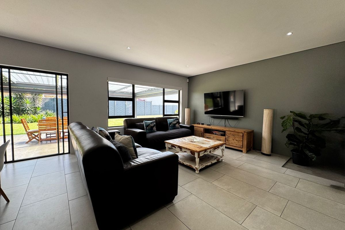 Modern, Energy-Efficient Home in a Prime Brackenhurst Location - Photo 5