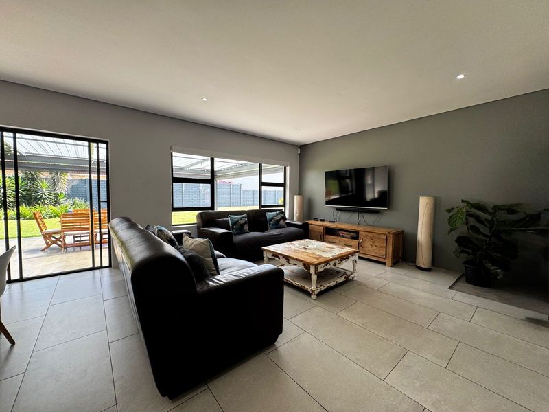 Modern, Energy-Efficient Home in a Prime Brackenhurst Location - Photo 5