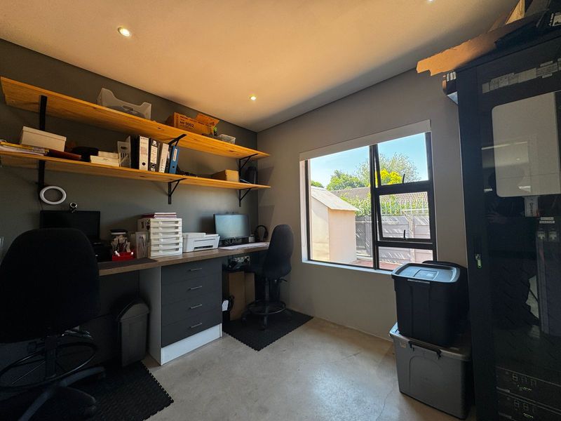 Modern, Energy-Efficient Home in a Prime Brackenhurst Location - Photo 10