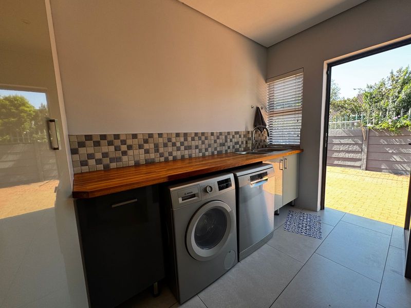 Modern, Energy-Efficient Home in a Prime Brackenhurst Location - Photo 9