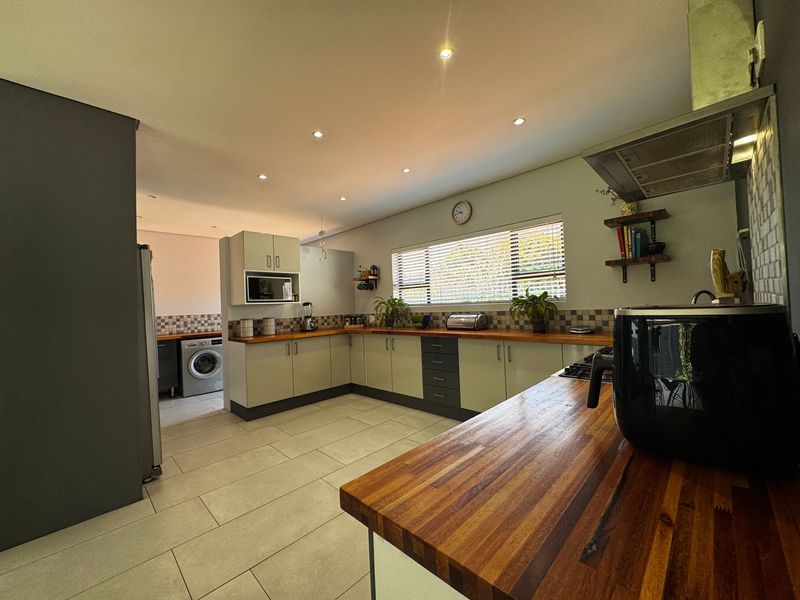 Modern, Energy-Efficient Home in a Prime Brackenhurst Location - Photo 8