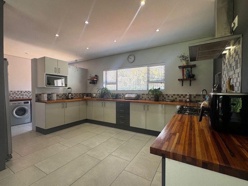 Modern, Energy-Efficient Home in a Prime Brackenhurst Location - Photo 7